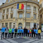 Participanți la evenimentul Sibiul Aleargă pornind cursa în Piața Mare din Sibiu