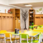 Grădinița modernizată Căsuța Poveștilor din Sibiu, cu fațada renovată și spații noi pentru copii.