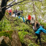 Voluntari pregătiți pentru o drumeţie la Păltiniș, înainte de activitatea de curățenie