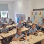Elevii Școlii Samuil Micu din Sadu savurând masa caldă în cantina școlii