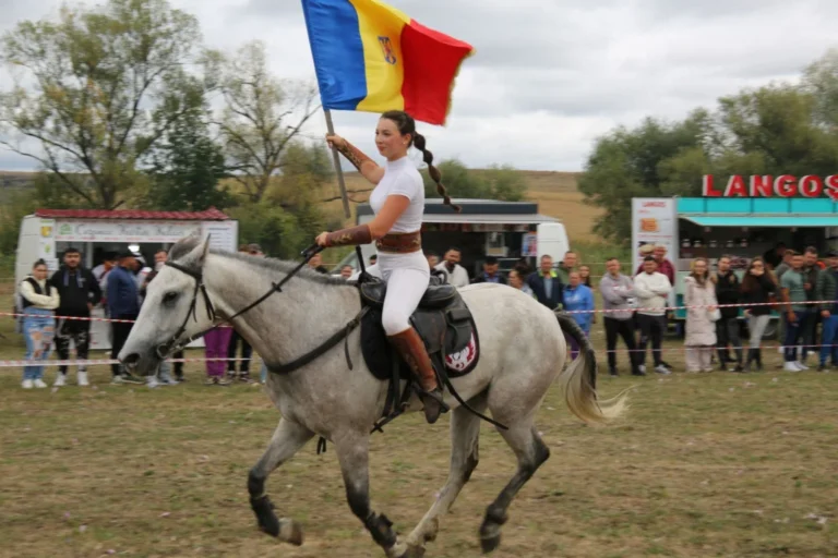 REPORTAJ. Peste 200 de cai au transformat câmpul dintre Brădeni și Retiș într-o adevărată arenă ecvestră. Vlăduța Lupău a cântat călare pe un armăsar negru