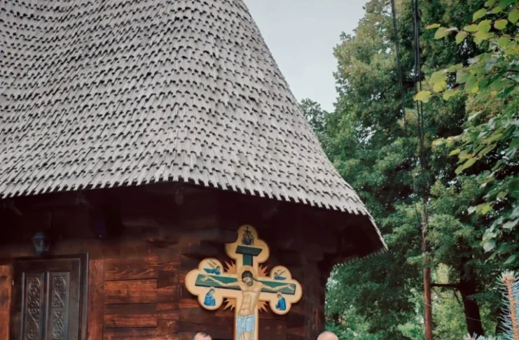 Crucea din curtea Spitalului Județean Sibiu. Povestea mamei care s-a rugat timp de două luni pentru fiul aflat în comă