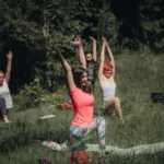 Grup de femei drumețind pe un potecă montană în Munții Cindrel