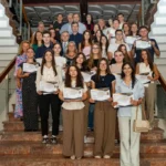 Primarul Mediașului înmânează diploma unuia dintre elevii premiați la ceremonia oficială