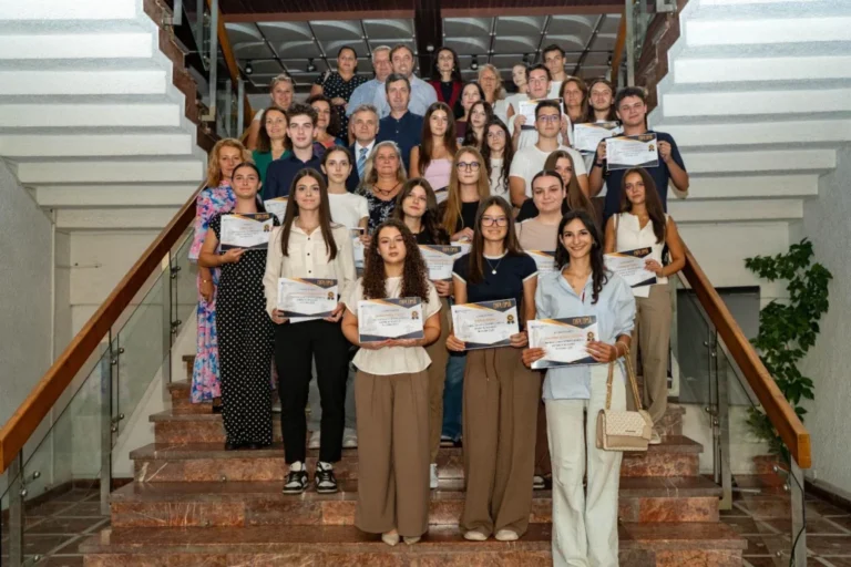 Primăria Mediaș a premiat 24 de elevi cu rezultate deosebite la Evaluarea Națională și Bacalaureat
