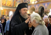 Moment solemn în timpul sărbătorii Praznicului Înălțării Sfintei Cruci în interiorul catedralei
