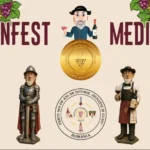 Weinfest Mediaș: trupa Paznicii Pitz cântă live în Piața Castelului, public în atmosferă festivă.