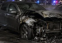 A incendiat un BMW în Cisnădie și a avariat alte două mașini. Condamnat la închisoare cu suspendare și obligat la tratament Ilustrație a unui BMW incendiat în Cisnădie, cu flăcări și fum vizibile pe un fundal întunecat.