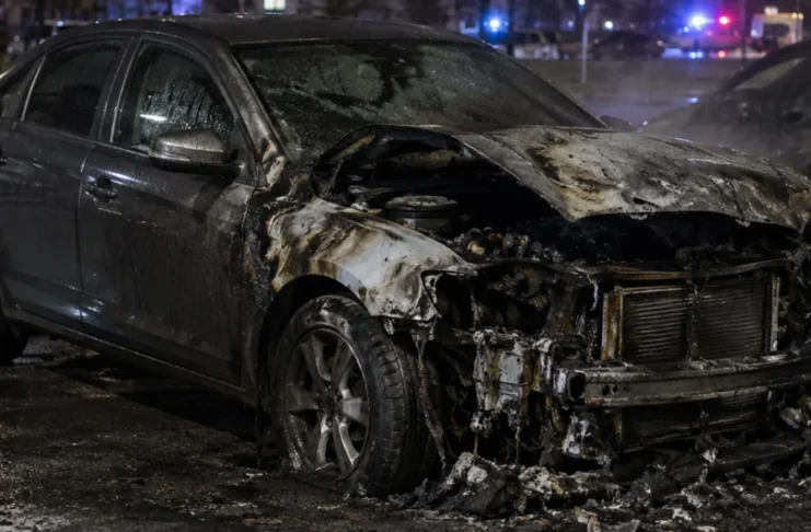 A incendiat un BMW în Cisnădie și a avariat alte două mașini. Condamnat la închisoare cu suspendare și obligat la tratament