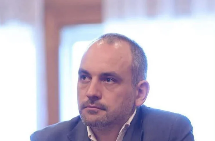 Adrian Echert îl contrazice pe Călin Georgescu cu date INS: „Nu se pune cărămidă pe cadavru”