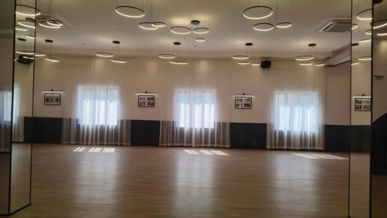 Căminul Cultural „Regele Mihai I” din Turnu Roșu, renovat într-o lună. Primarul Andreea Anghel: „Dacă vrem să ne încurajăm tinerii să rămână, și noi trebuie să facem ceva pentru ei”