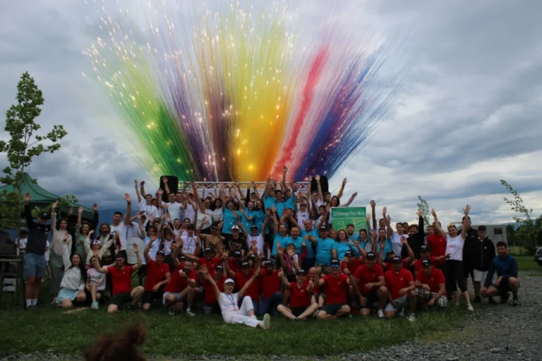30 de tineri din județul Sibiu au adunat sute de ore de voluntariat. Cei mai activi au fost recompensați cu o tabără la mare