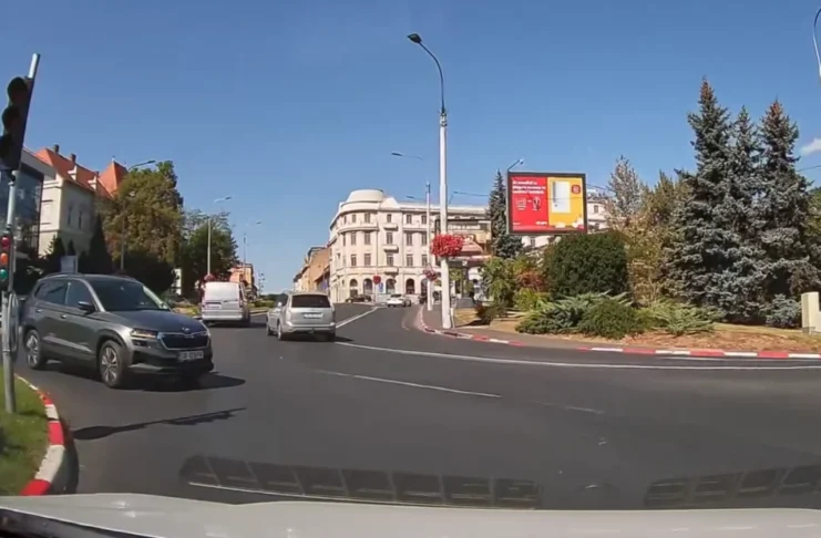 Șofer filmat în timp ce circula pe contrasens într-un sens giratoriu din Sibiu