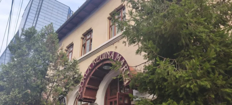 Scandalul claselor a V-a de la „Regina Maria” se adâncește: directoarele au demisionat, părinții anunță protest de luni, iar un grup pregătește plângere penală