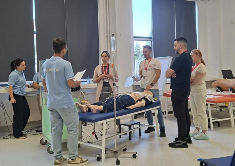 Curs de resuscitare avansată la Sibiu. Medici specializați în tratarea pacienților critici, pregătiți după standarde europene