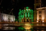Primăria Sibiu, iluminată în verde pentru conștientizarea Sindromului Leigh