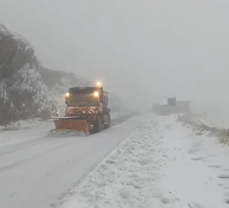 Iarna a venit pe Transfăgărășan. DRDP Brașov a intervenit cu utilaje de deszăpezire la Bâlea Lac!
