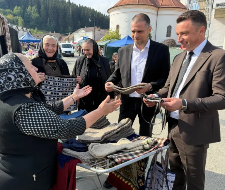 Oierii au discutat despre problemele din sector la Poiana Sibiului. Deputatul Bogdan Trif atrage atenția asupra valorificării lânii