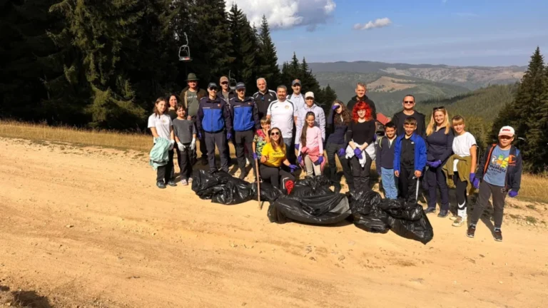 Peste 500 de participanți la „Drumețenie”, la Păltiniș. Mai puține deșeuri găsite pe munte