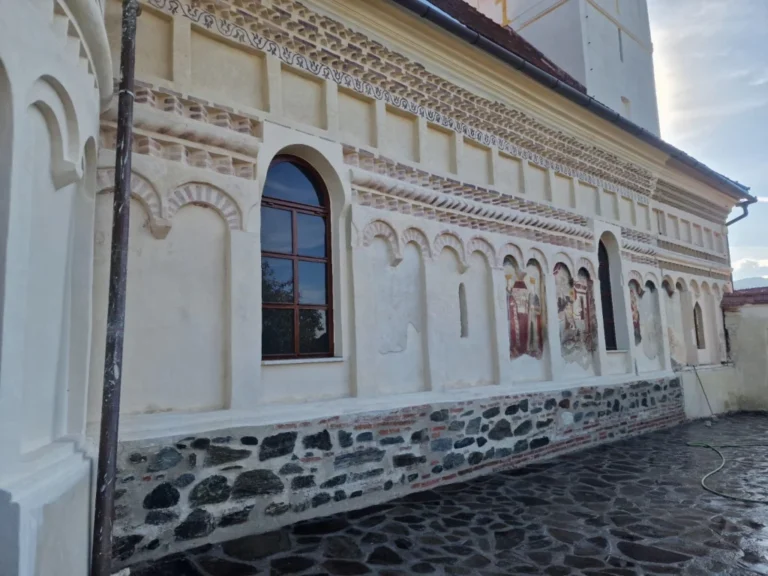 O nouă etapă de restaurare a Bisericii „Sfântul Nicolae” din Turnu Roșu a fost finalizată