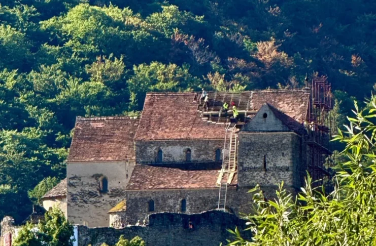 Biserica fortificată „Sf. Mihail” din Cisnădioara va fi resfințită duminică, după repararea acoperișului