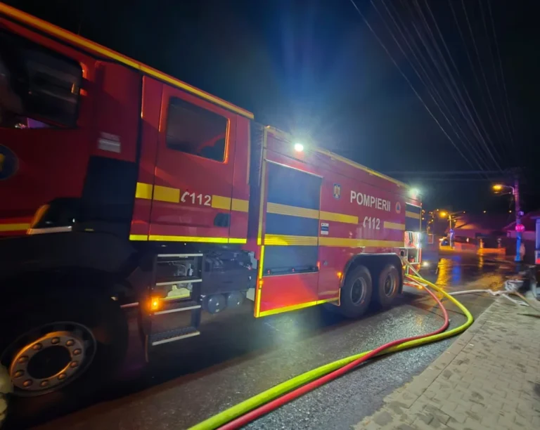 Un incendiu a izbucnit la două case din Mediaș