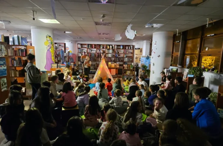 „Povești în pijamale” la Biblioteca ASTRA Sibiu: film, cărți și personaje pentru cei mici