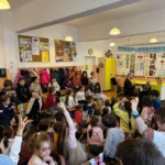 Copii din județul Sibiu participă la un atelier interactiv de muzica clasica cu Sound Explorers.