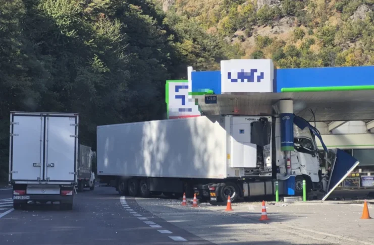 Accident pe Valea Oltului: Un TIR a intrat într-o benzinărie!