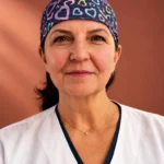 Echipa medicală acționând într-o urgență obstetrică pentru salvarea mamei și a copilului