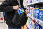 A furat detergent de 170 de lei dintr-un magazin din Sibiu. Recidivistul a ajuns la o pedeapsă de aproape 3 ani de închisoare
