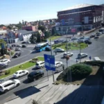 Semafor inteligent care reglează fluxul de trafic în mod automat pentru o mobilitate urbană eficientă.
