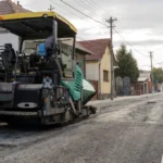 Strada Valea Adâncă din Mediaș, nou asfaltată cu marcaj rutier proaspăt și trotuar modernizat