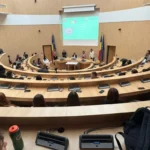 Elevi participă la un seminar despre sănătate mintală adolescenți, ascultând prezentarea unui specialist