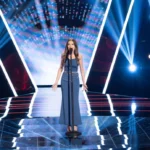 Dominique Simionescu la Vocea României, celebrand după alegerea în echipa lui Tudor Chirilă