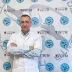 Dr. Cristian Țăroi, medic ginecolog din Sibiu, zâmbind în cabinetul medical