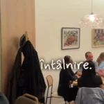 Grup de oameni socializând la o masă, în centrul vechi al Sibiului