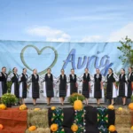 Publicul Festivalului Țara Oltului savurând mâncăruri tradiționale la tarabele românești.