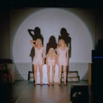 Scenă din spectacolul „Camera de vizionare” care explorează viața generației digitale la Teatrul din Sibiu