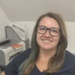 Medic hematolog explicând importanța analizelor de sânge pentru depistarea precoce a bolilor