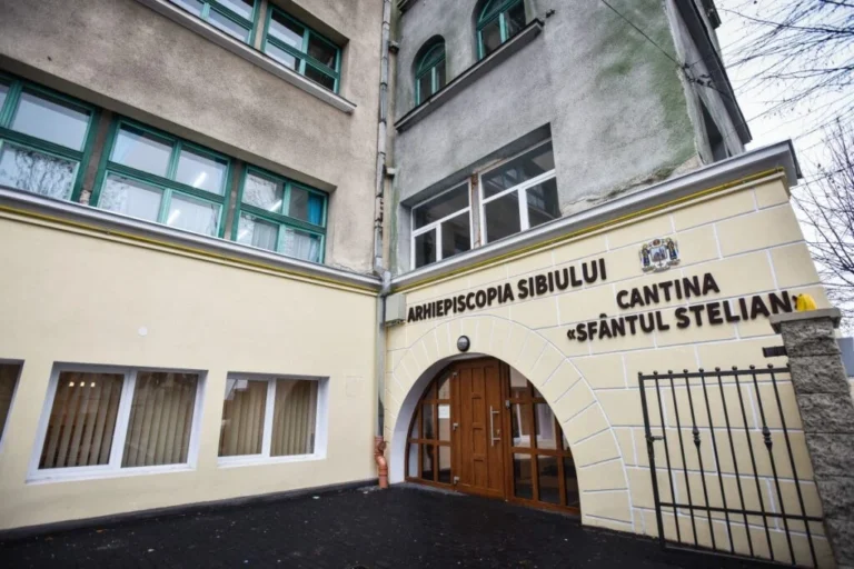 Studenții de la Facultatea de Teologie din Sibiu sunt amenințați că își vor pierde locul la cămin dacă nu plătesc 400 de lei lunar pentru cantină