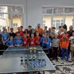 Participanți entuziaști la prima ediție a Cupei Familiei de tenis de masă din Cisnădie