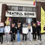 Atelier de măști teatrale la Teatrul Gong Sibiu, adolescenți în timpul unui exercițiu de creație