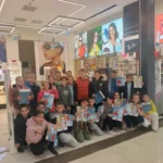 Medic oftalmolog explică unui elev rezultatele examinării în proiectul Vezi bine la școală