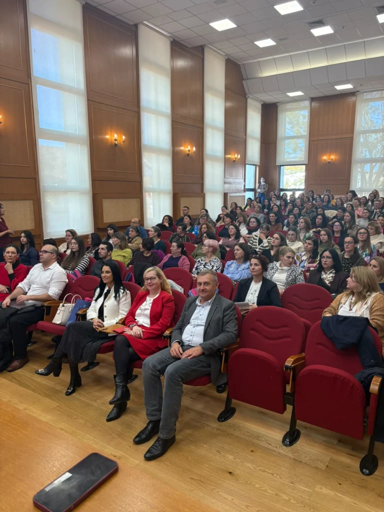 Profesorii de limba engleză din județul Sibiu s-au reunit la un eveniment dedicat evaluării și scrierii academice