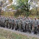 Elevi militari și voluntari la lucru în Cimitirul Eroilor Necunoscuți din Sebeșu de Jos