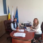 Daniela Cîmpean și Vlad Vasiu în timpul unei vizite de lucru la Mihăileni, discutând cu reprezentanți locali