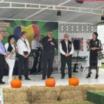 Ansamblul Mândre Plaiuri Boicene cântă și dansează pe scena Festivalului Românesc din Jacksonville, Florida