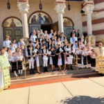Ansamblul Mândre Plaiuri Boicene pe scenă în Chicago, dansând în costume populare tradiționale românești