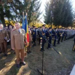 Copii participă la comemorarea eroilor din Primul Război Mondial de Ziua Armatei Române